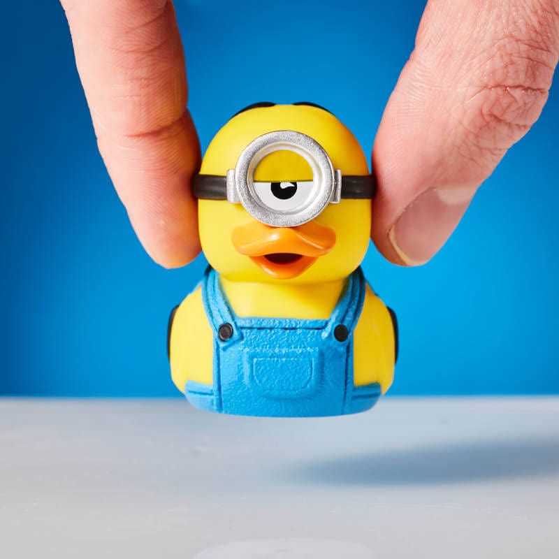 Mano sosteniendo el Mini TUBBZ de Stuart para mostrar su tamaño