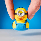 Mano sosteniendo el Mini TUBBZ de Stuart para mostrar su tamaño
