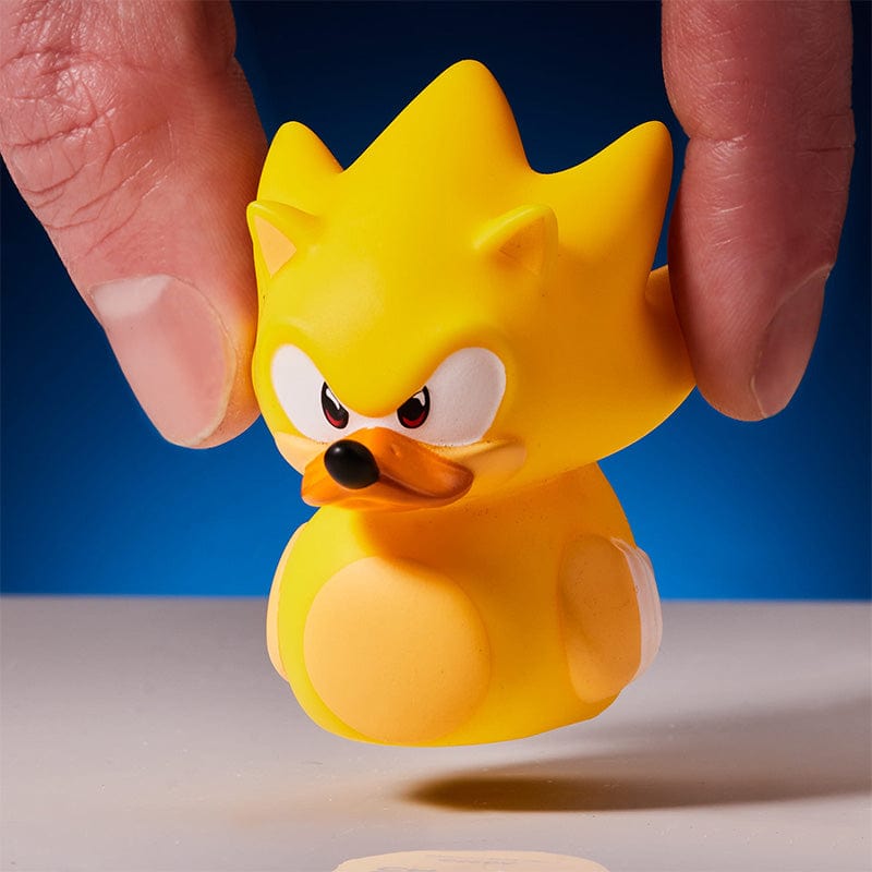 Mano sosteniendo el Mini TUBBZ de Super Sonic para mostrar su tamaño