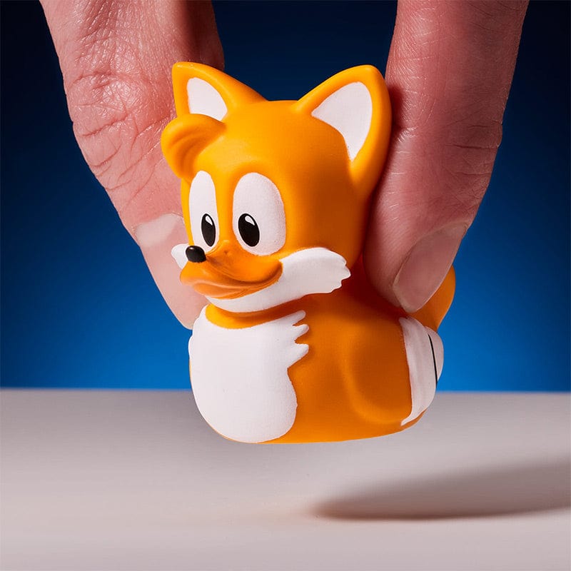 Mano sosteniendo el Mini TUBBZ de Tails para mostrar su tamaño