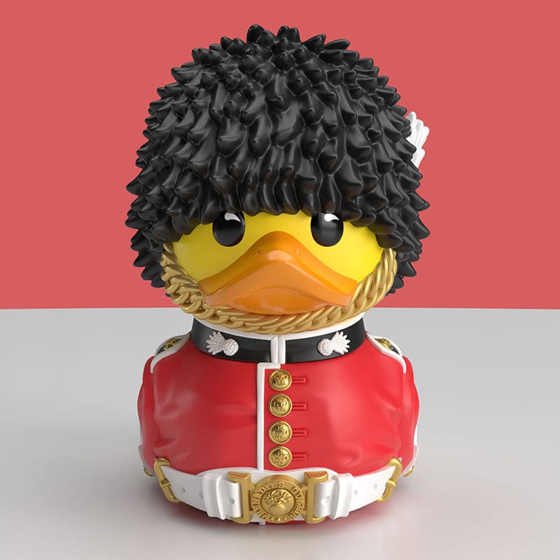 Mini TUBBZ vestido de Guardia Real con túnica roja y gorro de piel negro