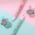 Dos bolígrafos roller borrables Pusheen en rosado y celeste con la gatita en la tapa