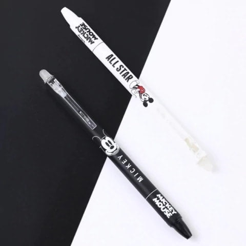 Dos bolígrafos roller borrables Mickey Mouse, uno negro y otro blanco con diseño All Star