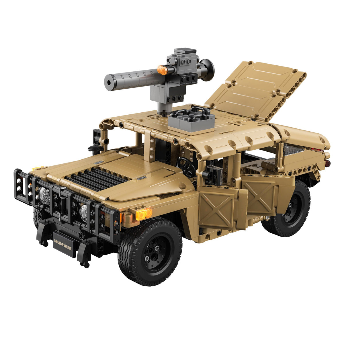 Humvee CaDA con el capó abierto mostrando el interior