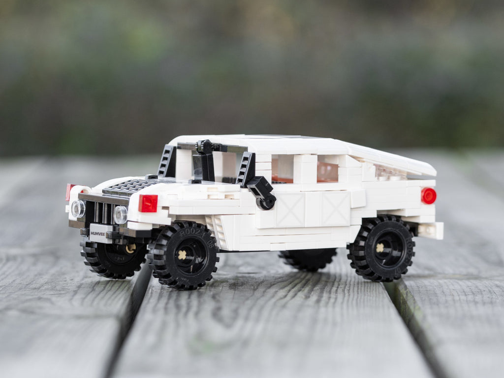 Humvee CaDA a escala 1:24 armado sobre superficie de madera