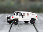 Humvee CaDA a escala 1:24 armado sobre superficie de madera