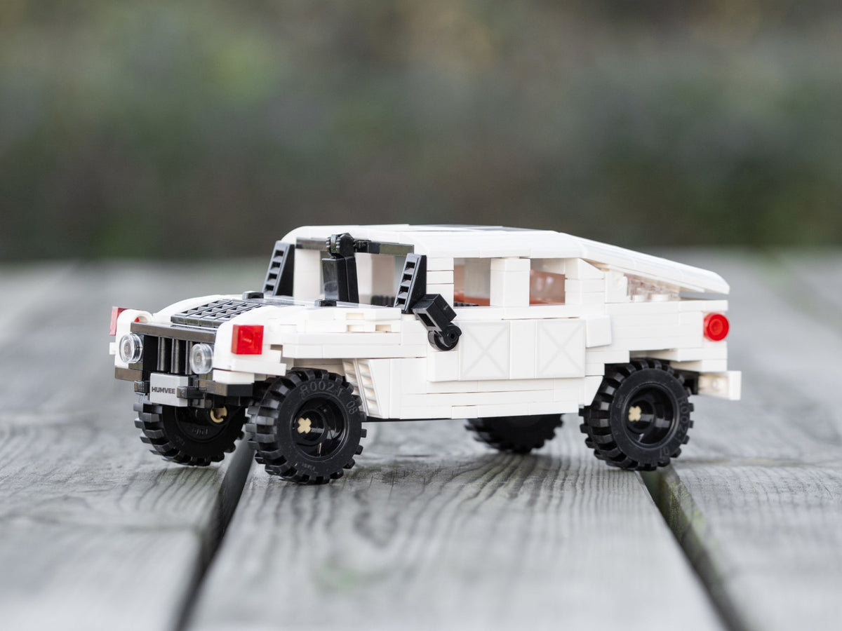 Humvee CaDA a escala 1:24 armado sobre superficie de madera