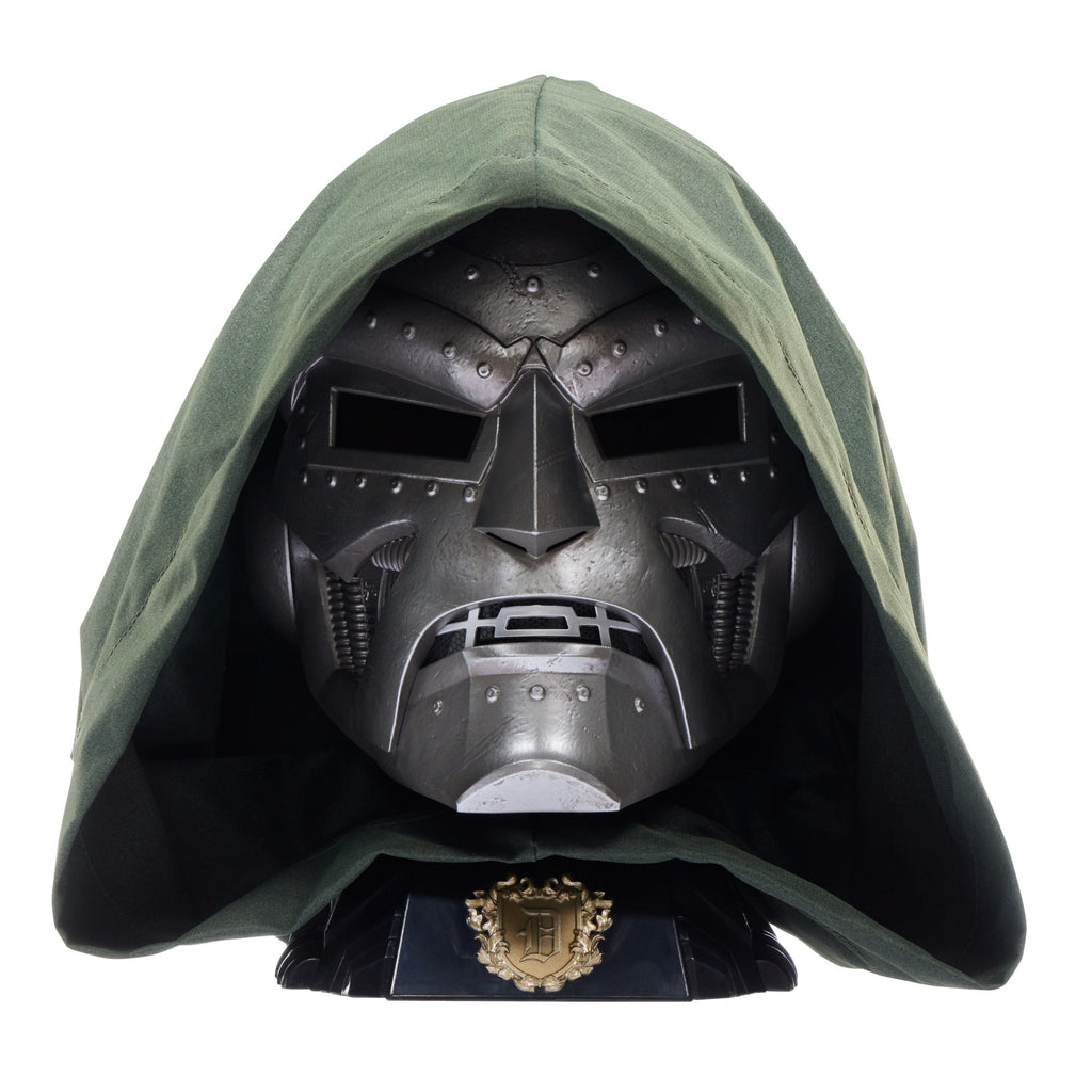 Detalle del casco Doctor Doom Marvel Legends sobre su soporte