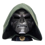 Detalle del casco Doctor Doom Marvel Legends sobre su soporte