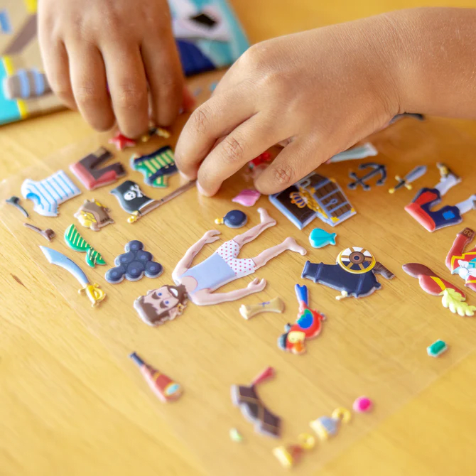 Melissa & Doug Set de Stickers Reutilizables con Relieve Piratas – vista 2