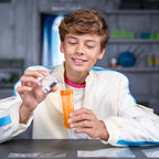 Niño agitando el tubo de ensayo de MrBeast Lab Swarms