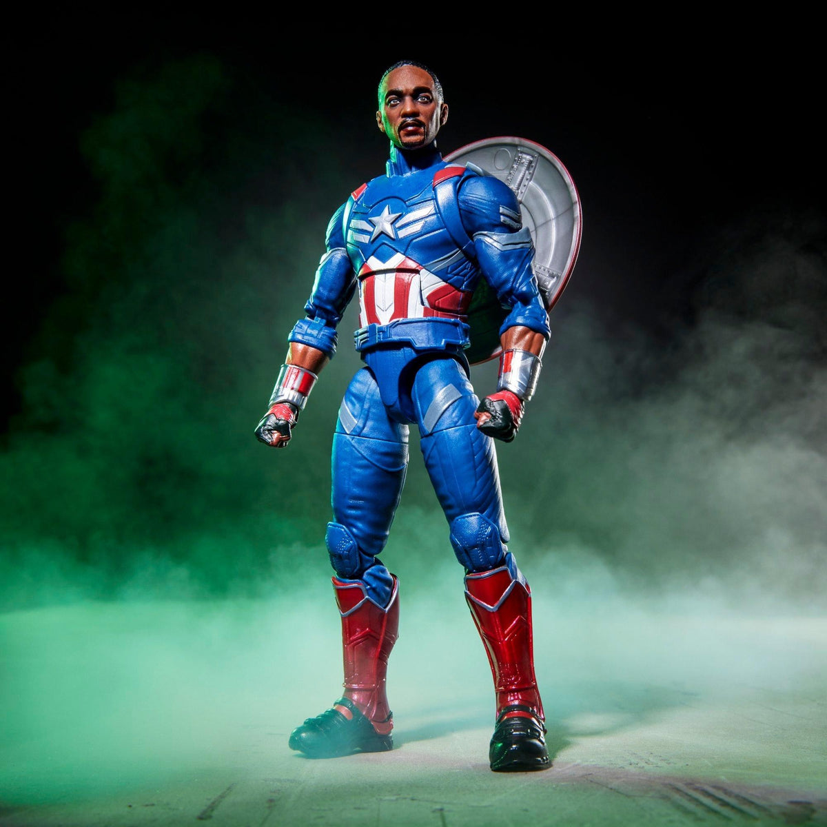 Capitán América Sam Wilson Marvel Legends en pose heroica