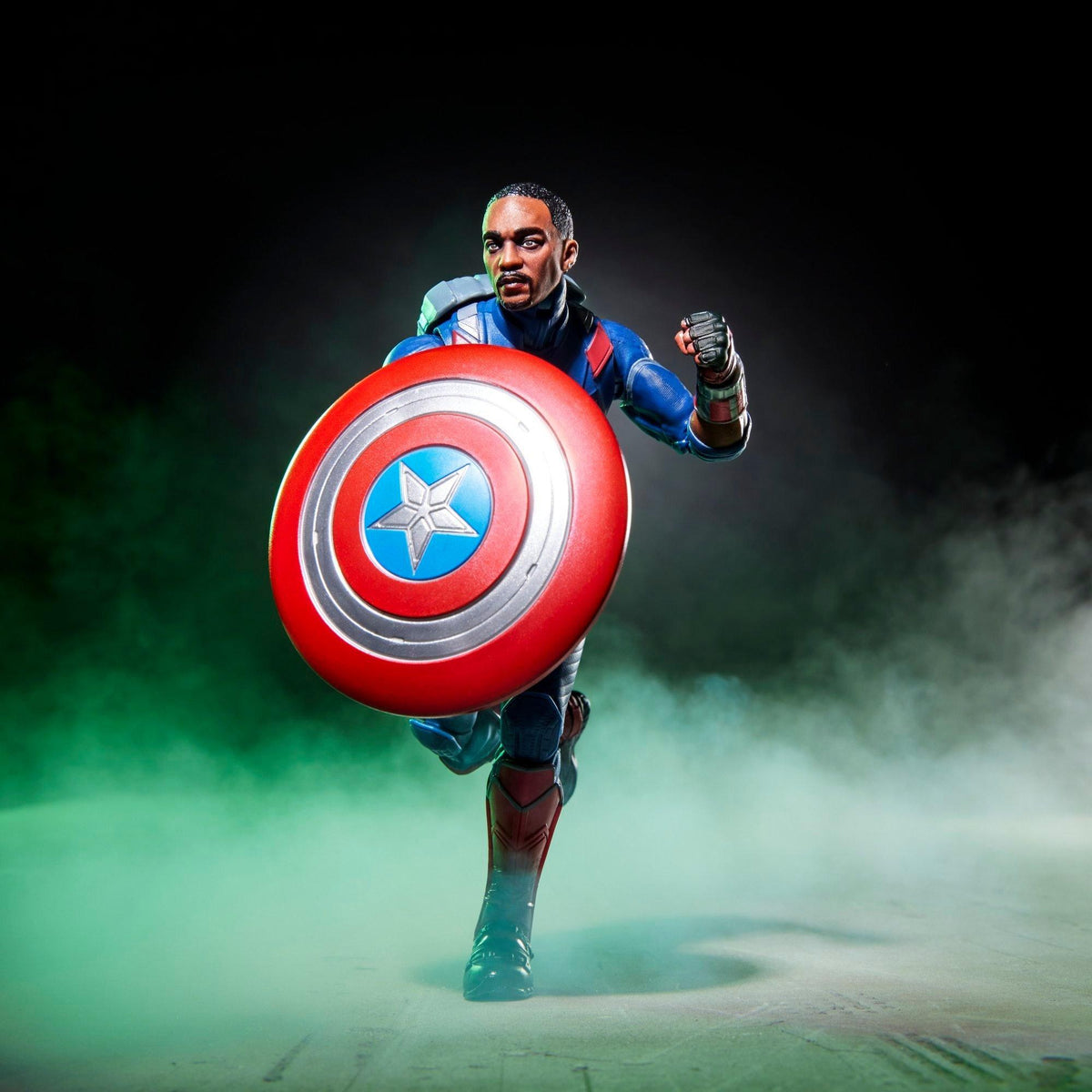 Capitán América Marvel Legends cubriéndose con el escudo