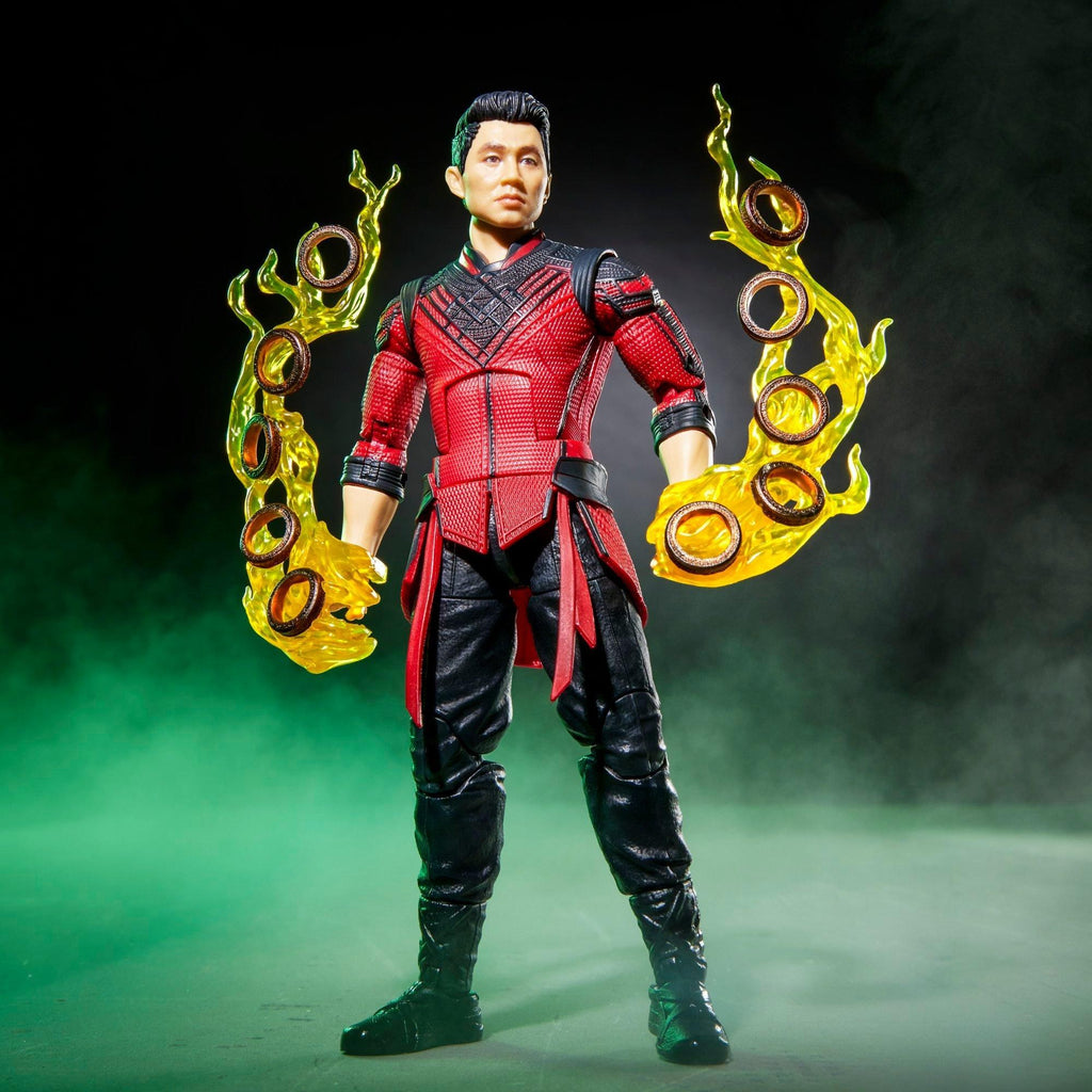 Shang-Chi Marvel Legends con los Diez Anillos en las manos
