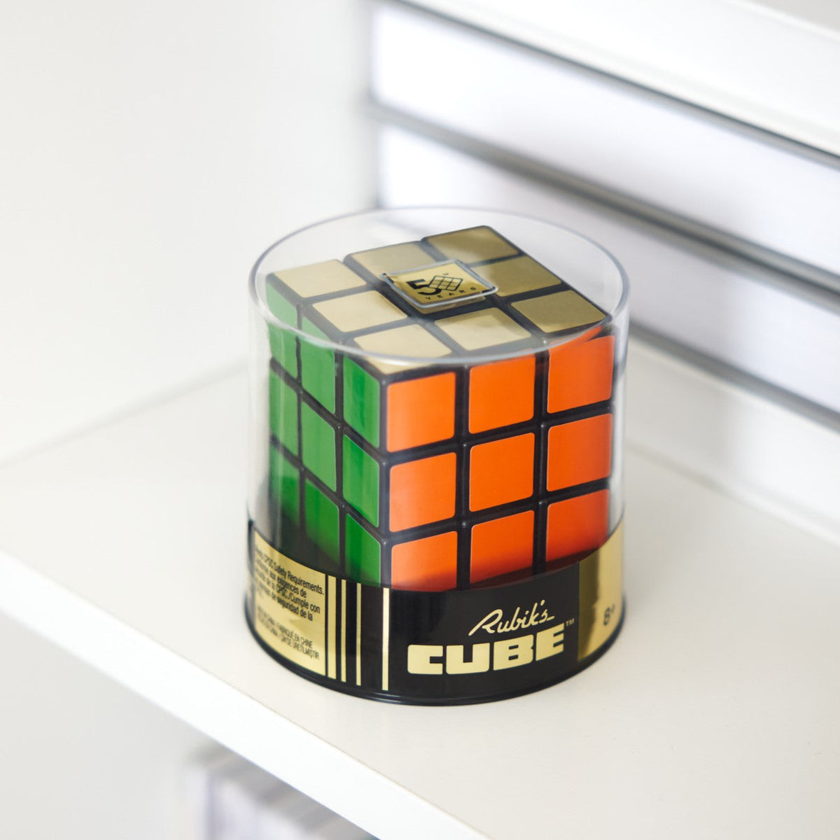 Cubo Rubik's Retro exhibido en un estante