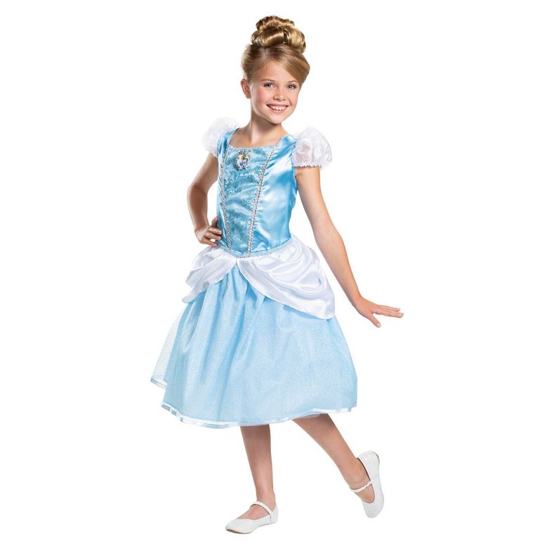 Niña con disfraz de Cenicienta de Disney, vestido celeste con mangas abullonadas