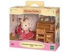 Sylvanian Families Hermana Conejo Chocolate con Escritorio – vista 2