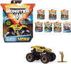 Camión Monster Jam Max-D fuera del empaque junto a su figura de piloto
