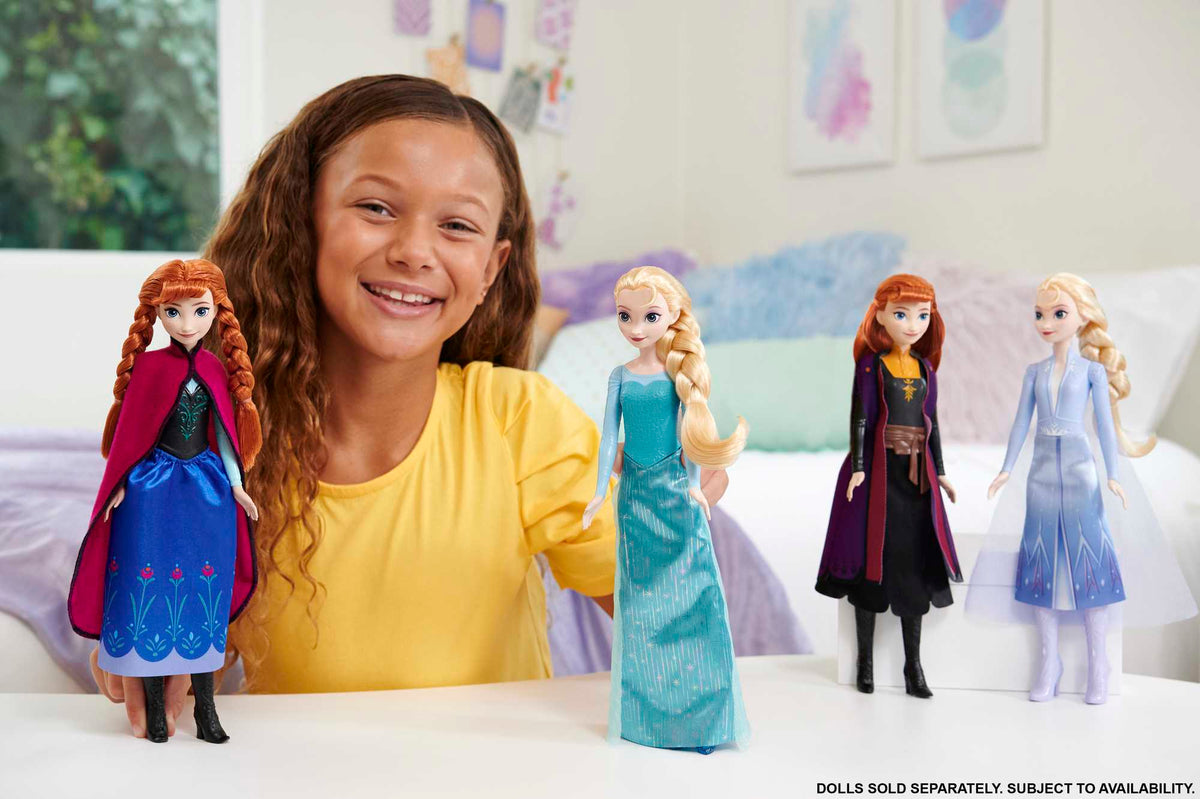 Niña jugando con las cuatro muñecas Frozen de Mattel
